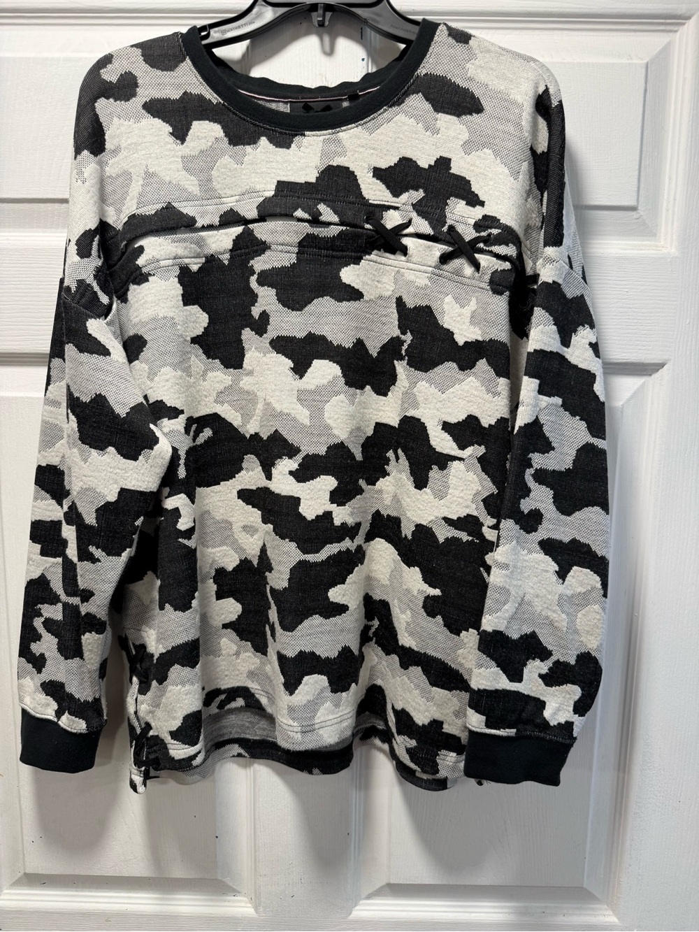 Nanette Lepore Black and White Camouflage Long-Sleeve Sleep Top